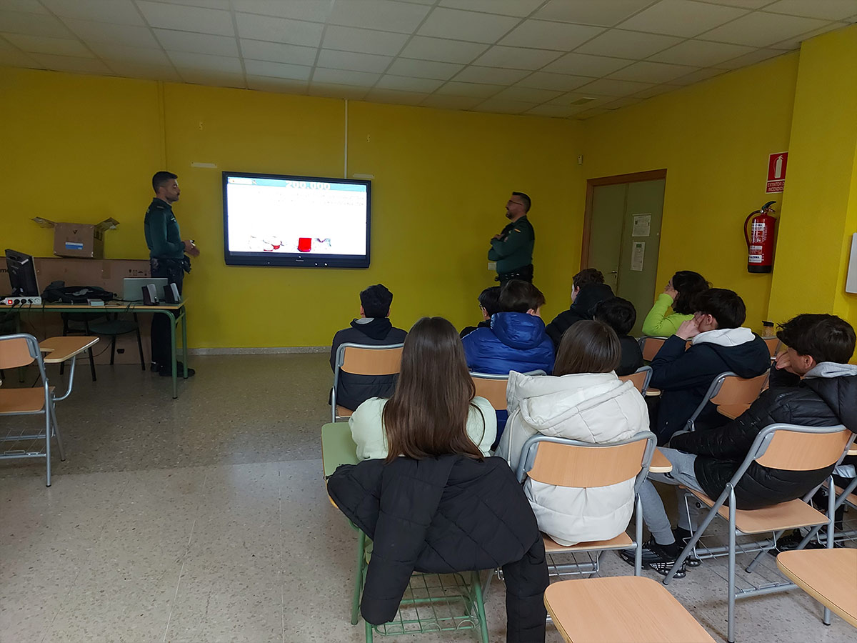 Charla de la Guardia Civil para prevenir el acoso escolar CHARLA ACOSOESCOLAR2